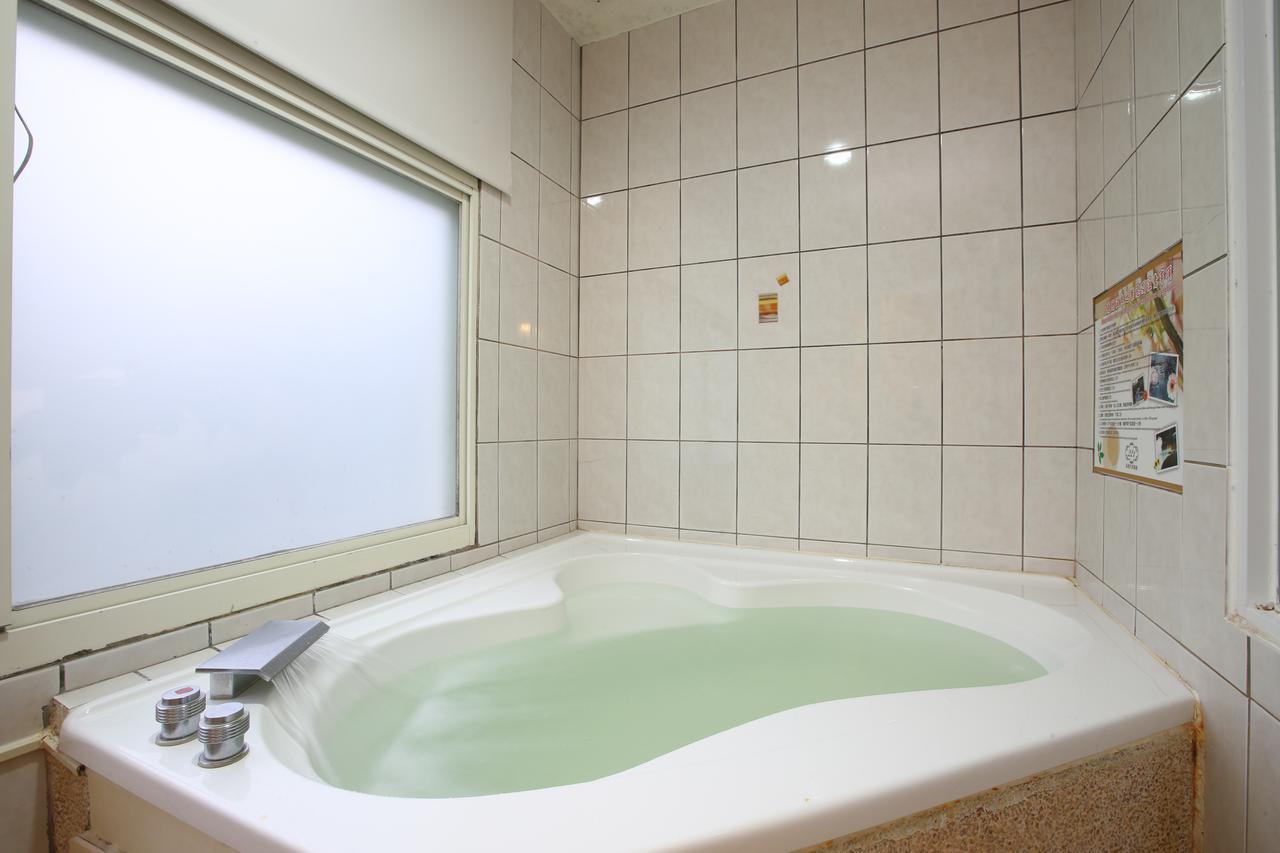Cyuan Tang Hot Spring Hotel Jiaoxi Bagian luar foto